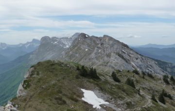 Vue sur la chaine du Vercors avec au loin le Grand Veymond et le Mont Aiguille